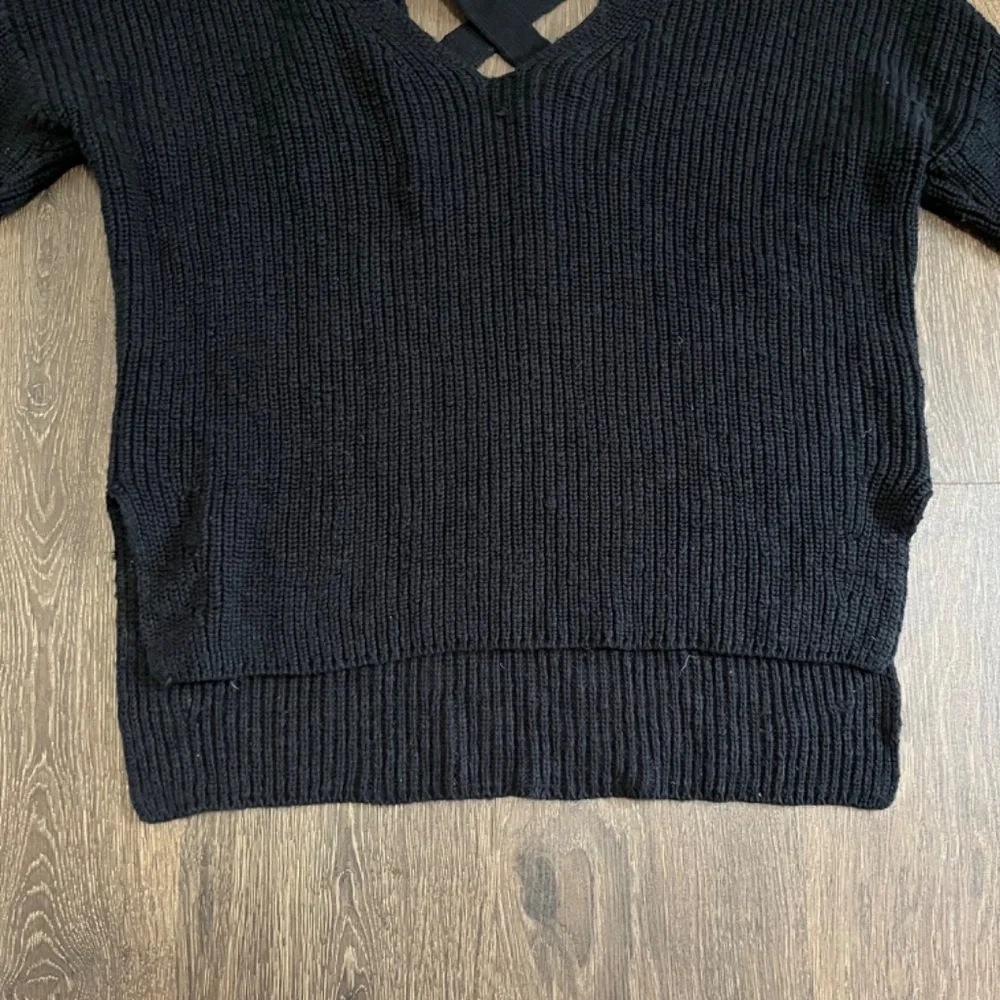EXPRESS  Black V Neck Sweater/Size Small